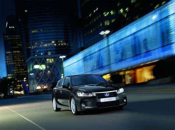 lexus-ct-200h-in-the-city