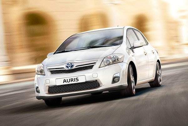 toyota-auris-hybrid-in-fahrt