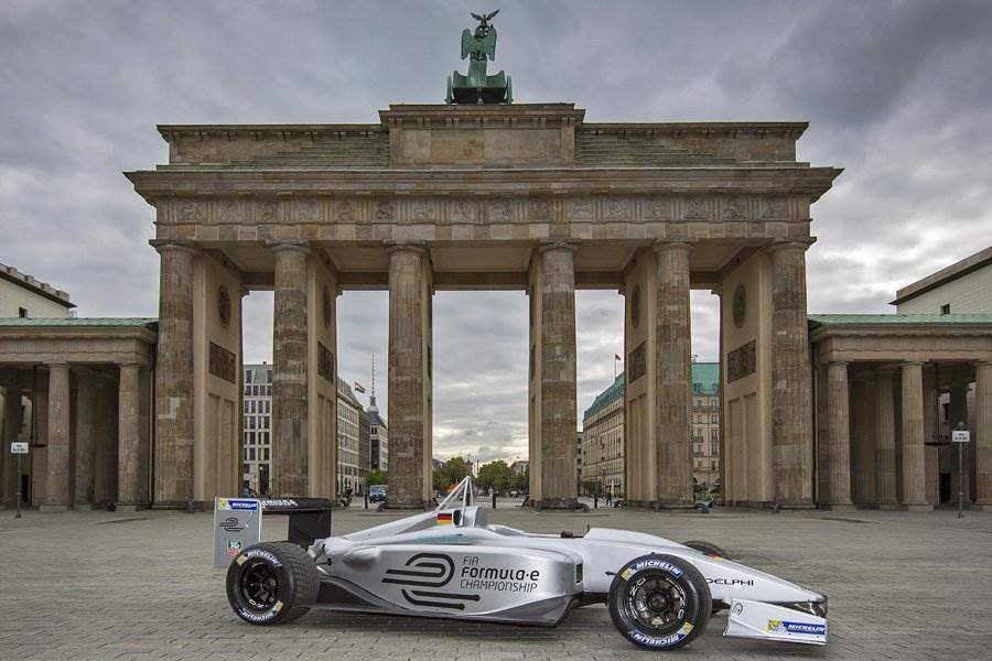 Formel-E-Berlin-Elektro-Rennwagen-Brandenburger-Tor