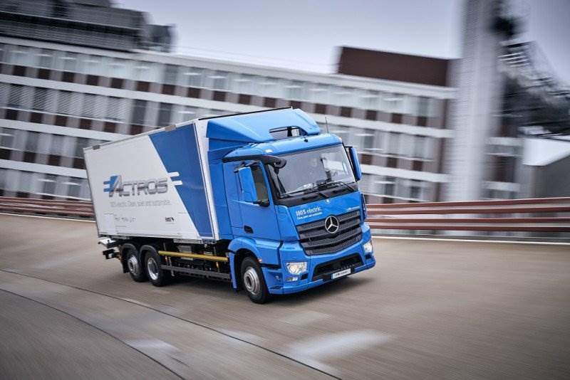 eActros von Mercedes-Benz nimmt Fahrt auf...