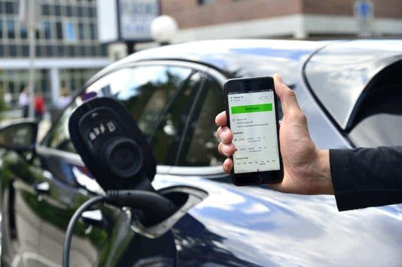 Porsche Charging Service: Informationen zur Lage der Ladesäulen, Verfügbarkeit und aktuellem Preis eines Ladevorgangs | Porsche AG