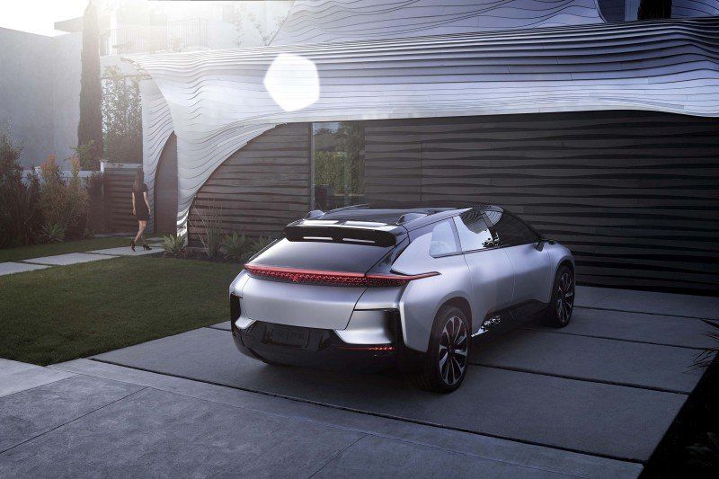 FF91 in der Hofeinfahrt