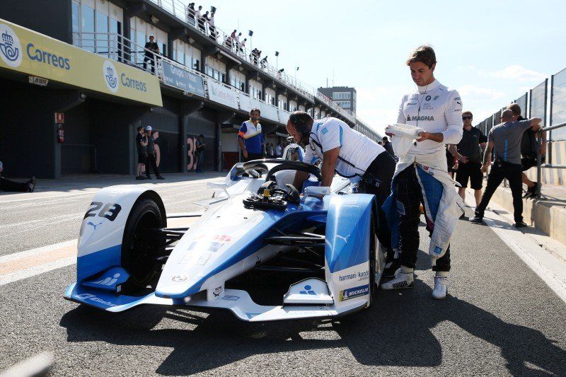 António Félix da Costa neben seinem Formel E-Rennwagen