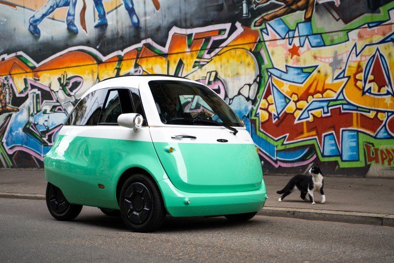 Microlino Frontansicht mit Katze