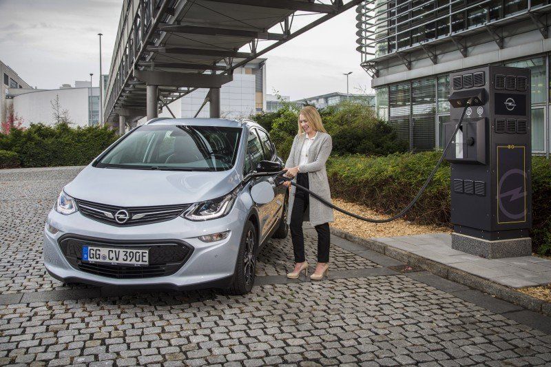 OPEL lädt E-Auto