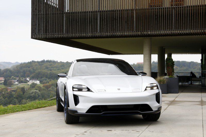 Porsche Taycan vor einem Haus