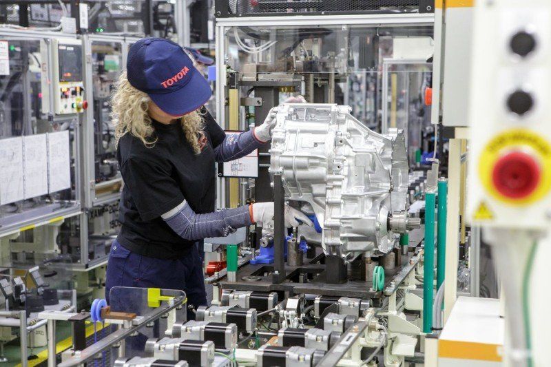 Frau bei der Produktion eines Getriebes