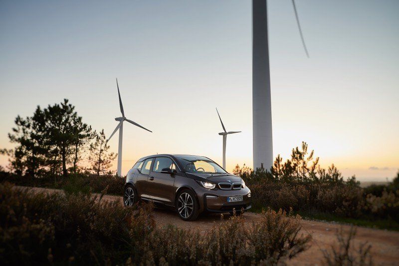 BMW i3 vor Windmühlen