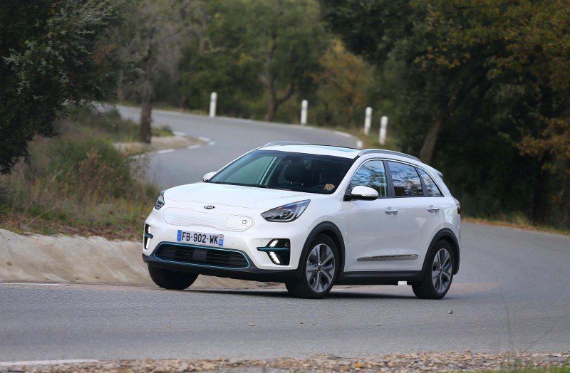KIA e-Niro Frontansicht auf Straße