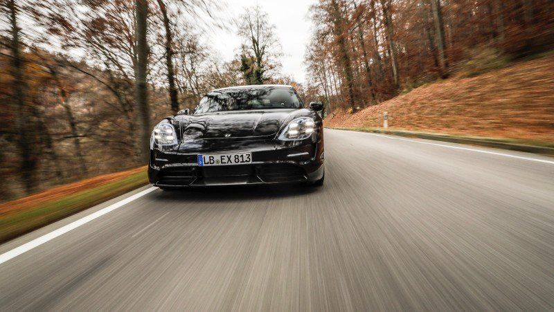 Porsche Taycan im Herbstwald