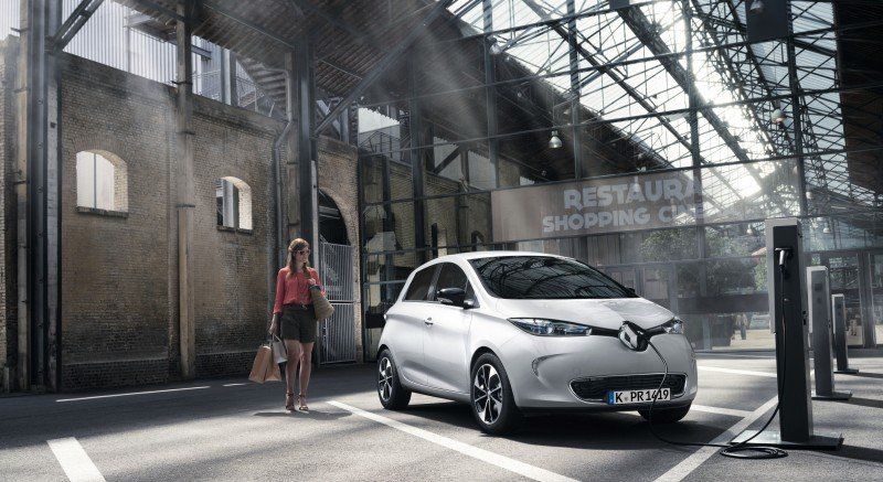 Frau nach Einkaufen vor Renault ZOE