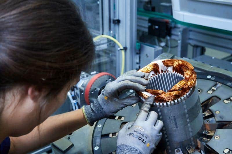 Mitarbeiterin von BMW bei der Arbeit