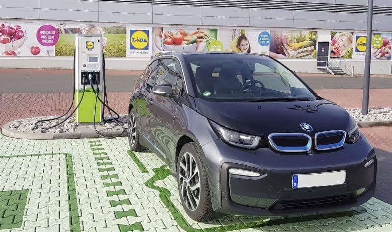 BMW i3 lädt an Lidl Ladestation