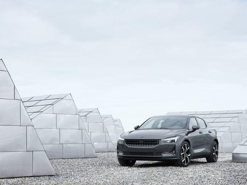 Polestar 2 in moderner Landschaft