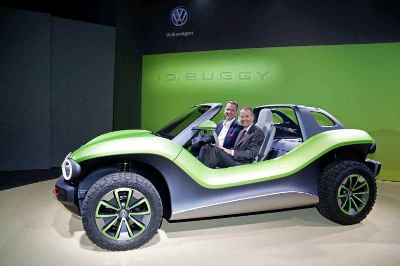Prof. Dr. Günther Schuh, CEO der e.GO Mobile AG, und Dr. Herbert Diess, Vorstandsvorsitzender der Volkswagen AG, im Volkswagen ID. BUGGY
