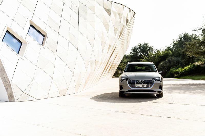 Audi e-tron Frontansicht in Masdar City