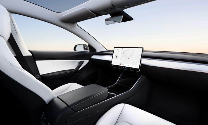 Tesla Model 3 ohne Lenkrad - im Einsatz als Robotaxi