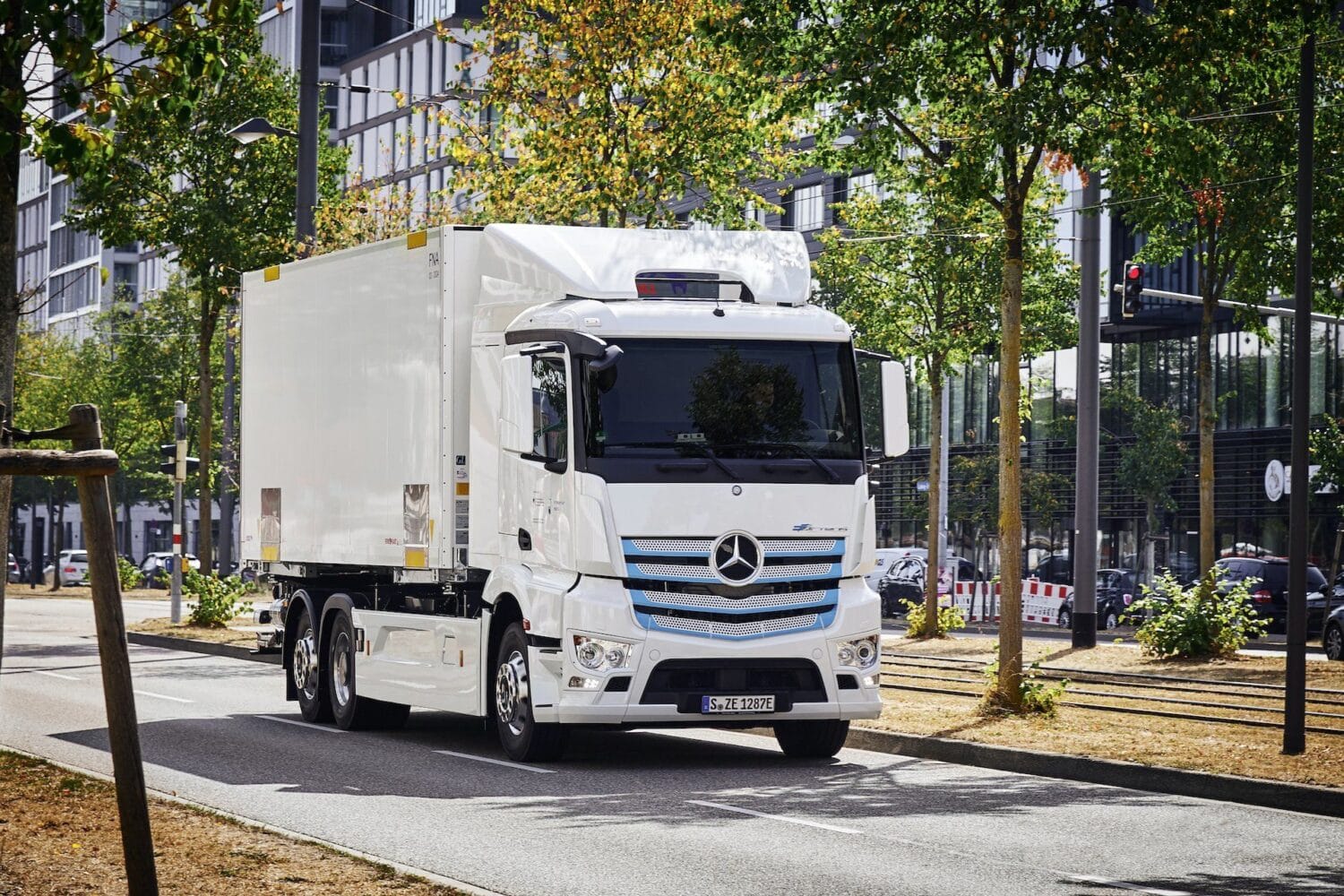 Mercedes-Benz eActros, Exterieur, 2 x elektrischer Radnabenmotor, 240 kW, 2 x 485 Nm, Radformel 6x2, M-Fahrerhaus,  bis zu 200 Kilometer Reichweite mit gewohnter Fahrleistung und Nutzlast. 

Mercedes-Benz eActros, Exterior, 2 x electric hub motor, 240 kW, 2x 485 Nm, wheel formula 6x2, M-cab, Range of up to 200 km with customary level of performance and payload.