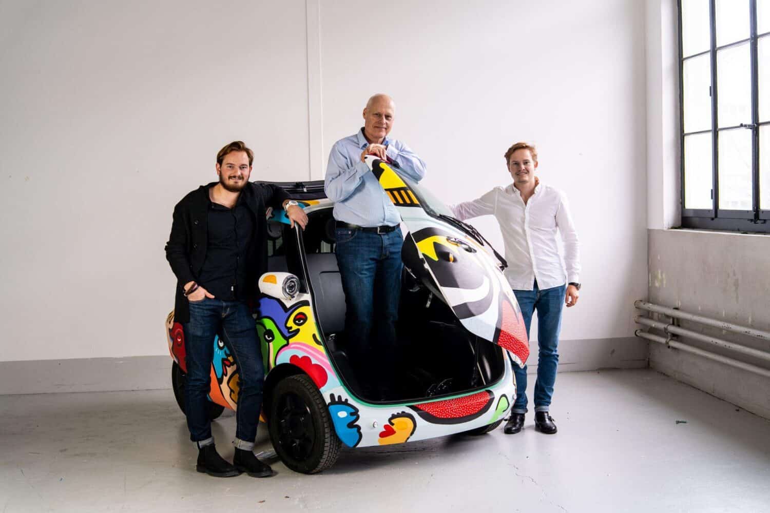 Peter Müller, CTO Microlino mit den Ouboters