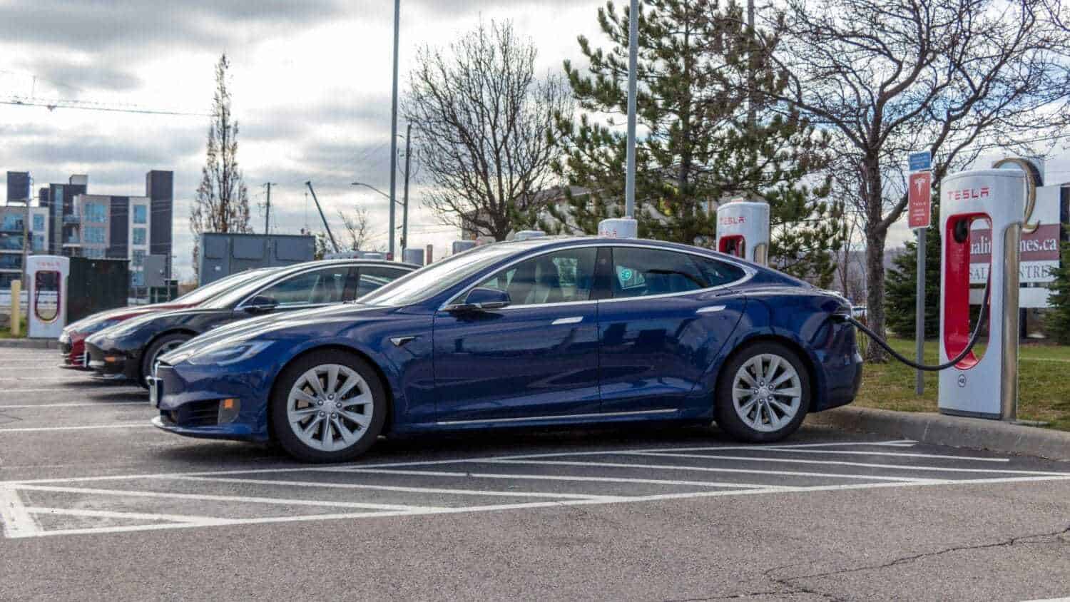 Tesla Fahrer ärgern sich über volle Supercharger-Stationen