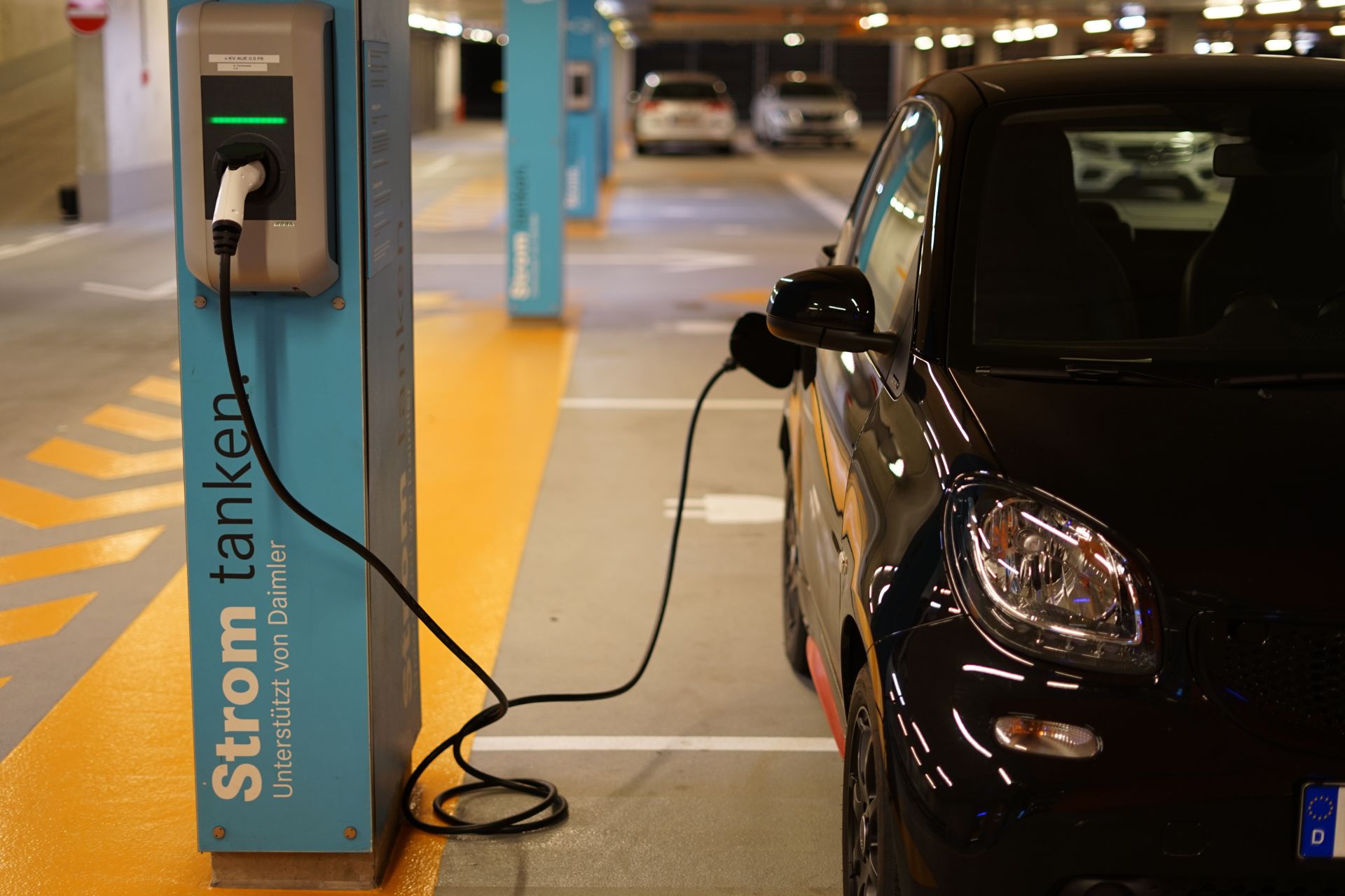 Bestand an Elektroautos und Plug-in-Hybriden wächst in Deutschland auf 240.000 Fahrzeuge