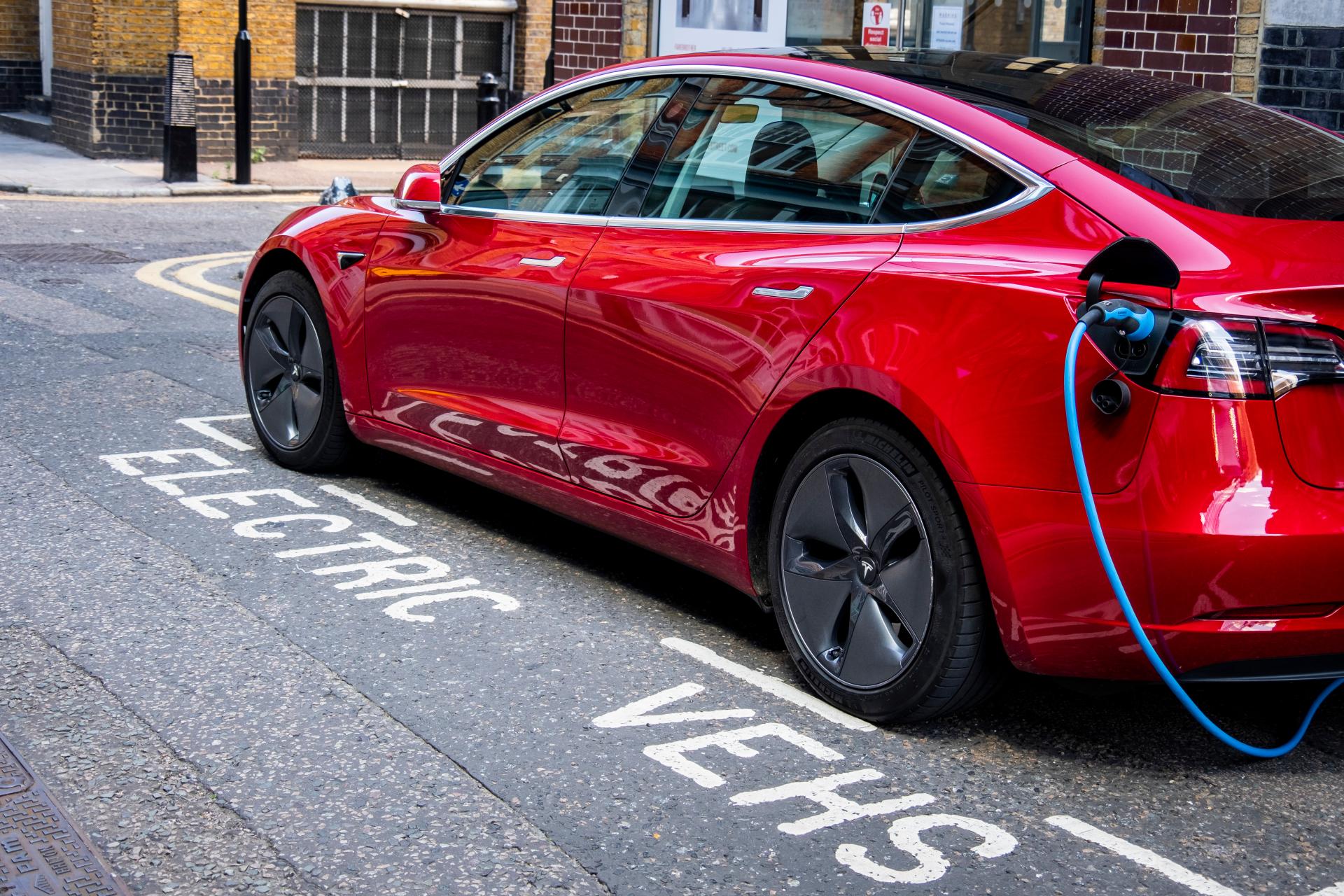 Elon Musk dementiert Pläne für Tesla Model 3 mit 100 kWh-Akku-Pack