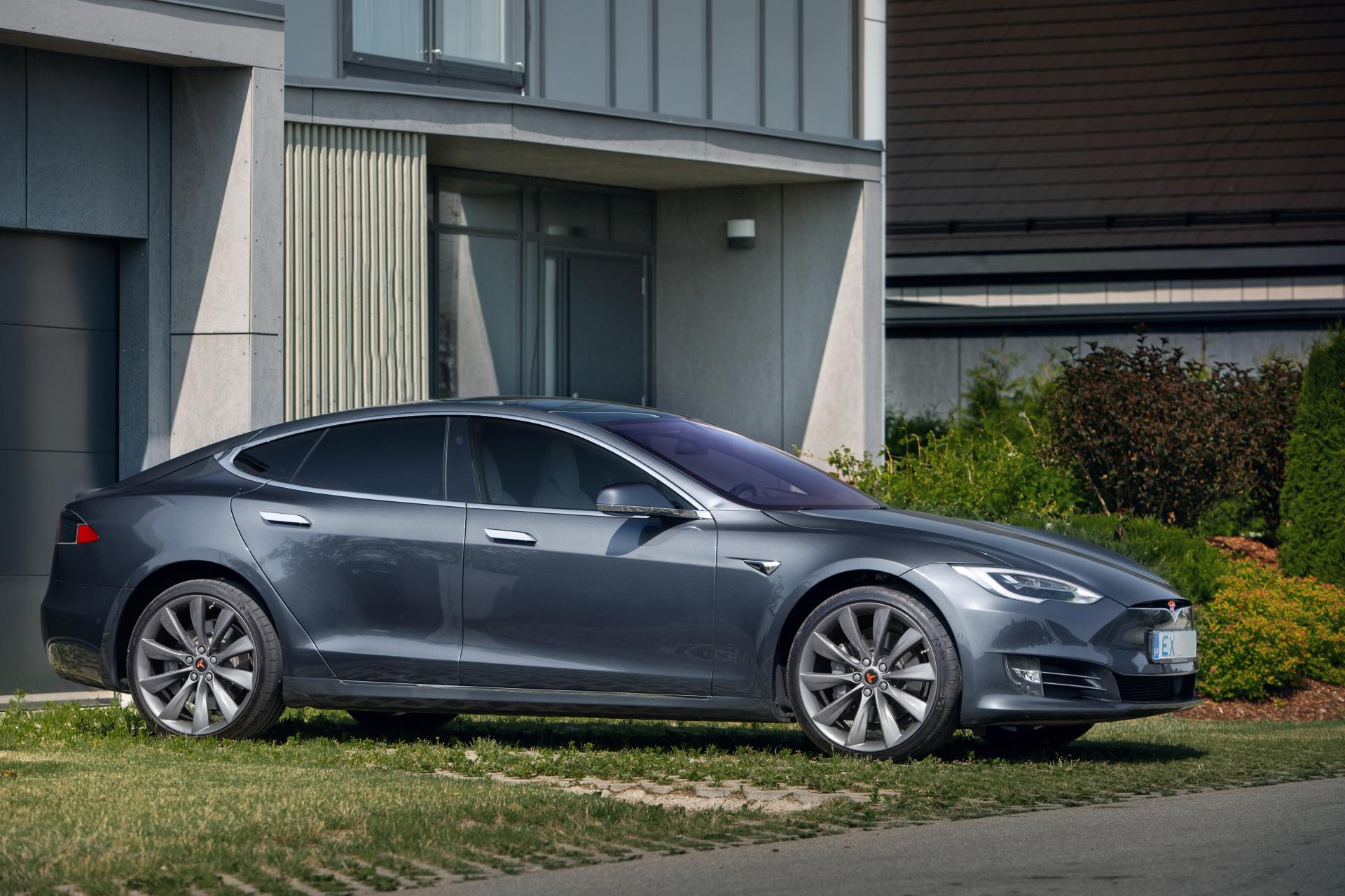 Tesla unterzeichnet neuen Dreijahresvertrag mit Batteriehersteller Panasonic