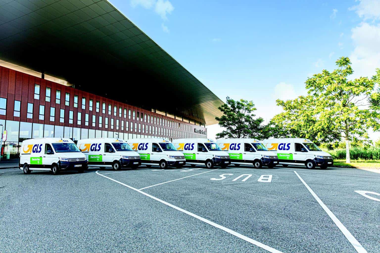 Nach Düsseldorf und Mannheim ging GLS im Mai 2020 einen weiteren Schritt in puncto nachhaltiger Belieferung. Für Hamburg hat der Paketdienstleister acht fabrikneue e-Sprinter von Mercedes-Benz übernommen. Und zum Einsatz gebracht. Nachdem GLS nun im Norden zuletzt unterwegs war, zieht es den Transportdienstleister wieder in den Süden. Um genau zu sein in die Karlsruher Innenstadt. Denn dort erweitert man den eigenen Fuhrpark um sechs umweltfreundliche VW e-Crafter und ermöglicht somit die emissionsfreie Zustellung im gesamten Innenstadtbereich. Mit den e-Crafter von VW löst GLS die bisherigen Dieselfahrzeuge ab, welche bisher die Zustelltouren übernommen haben. Dadurch fallen ungefähr 30 Tonnen weniger CO2 im Jahr an. Im nahegelegenen GLS-Depot ist die Ladeinfrastruktur für die e-Crafter eigens neu installiert. Die e-Crafter verfügen über eine Reichweite von rund 100 Kilometern und eine Frachtraum-Kapazität von etwa 160 Paketen. Anja Herter, Region Manager Germany Süd-West, gibt zu verstehen: "Wir freuen uns mit der geräuscharmen und emissionsfreien Zustellung unseren Beitrag zum Ziel der Grünen Stadt in Karlsruhe zu leisten. Wir planen den Einsatz von weiteren eFahrzeugen, um zusätzliche Touren in Karlsruhe entsprechend umzustellen." Im Rahmen von GLS KlimaProtect hat GLS Germany sich klare Ziele für den Umweltschutz gesteckt: Ressourcen schonen und Emissionen vermeiden oder ausgleichen. Dazu gehört auch der CO2-neutrale Paketversand. Der bundesweite Einsatz, unter anderem in Berlin, Hamburg, Düsseldorf, Leipzig, Nürnberg, von immer mehr alternativ betriebenen Fahrzeugen in der Paketzustellung und -abholung trägt dazu bei. Die Anschaffung der VW e-Crafter erfolgt im Rahmen des Modell-Projekts ZUKUNFT.DE. Quelle: GLS - Pressemitteilung per Mail