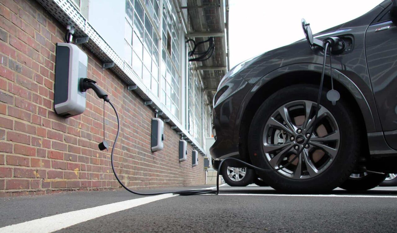 Ford errichtet 750 Ladepunkte auf Kölner Werksgelände