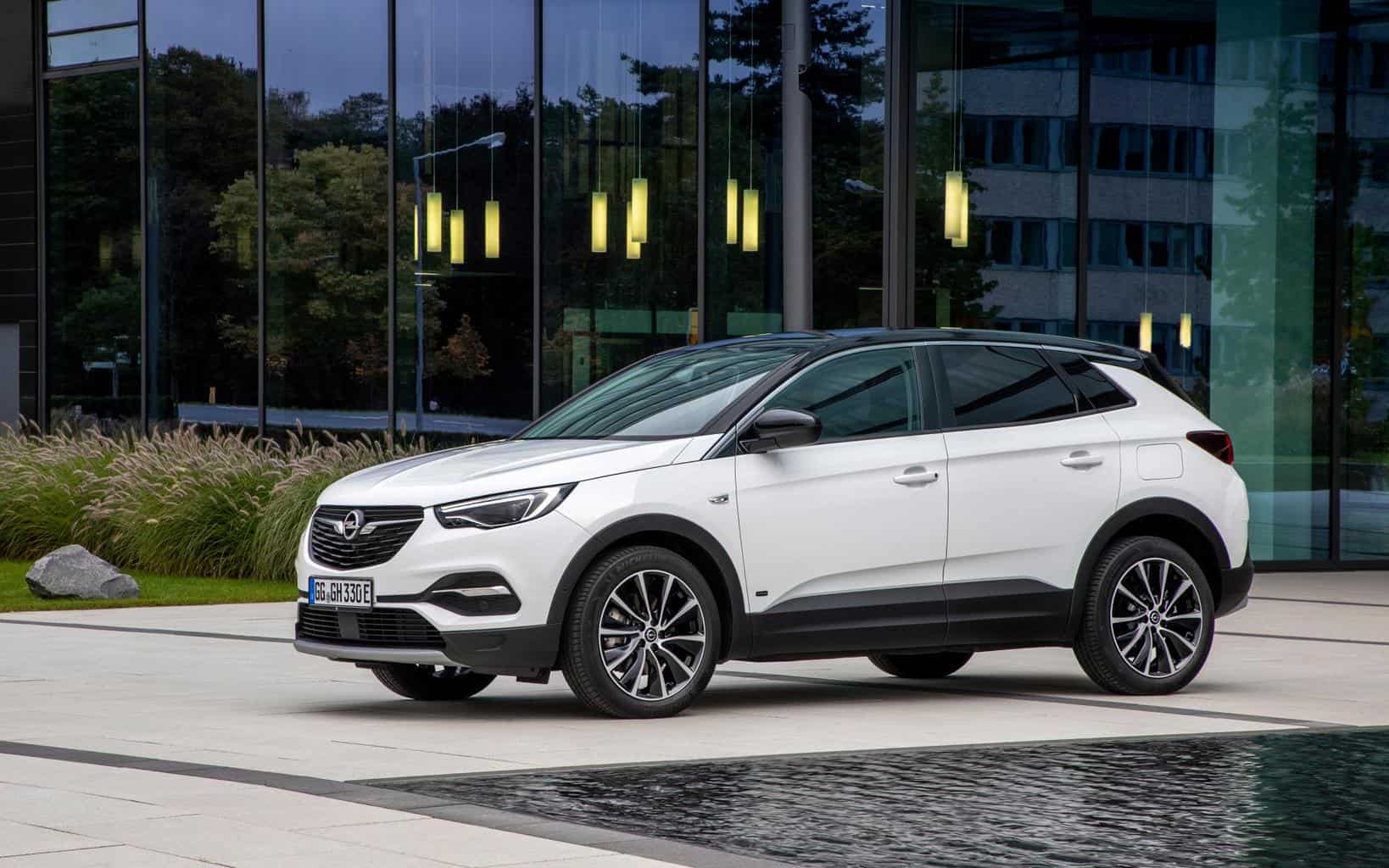 Opel Grandland X PHEV mit Frontantrieb fährt vom Band in Eisenach
