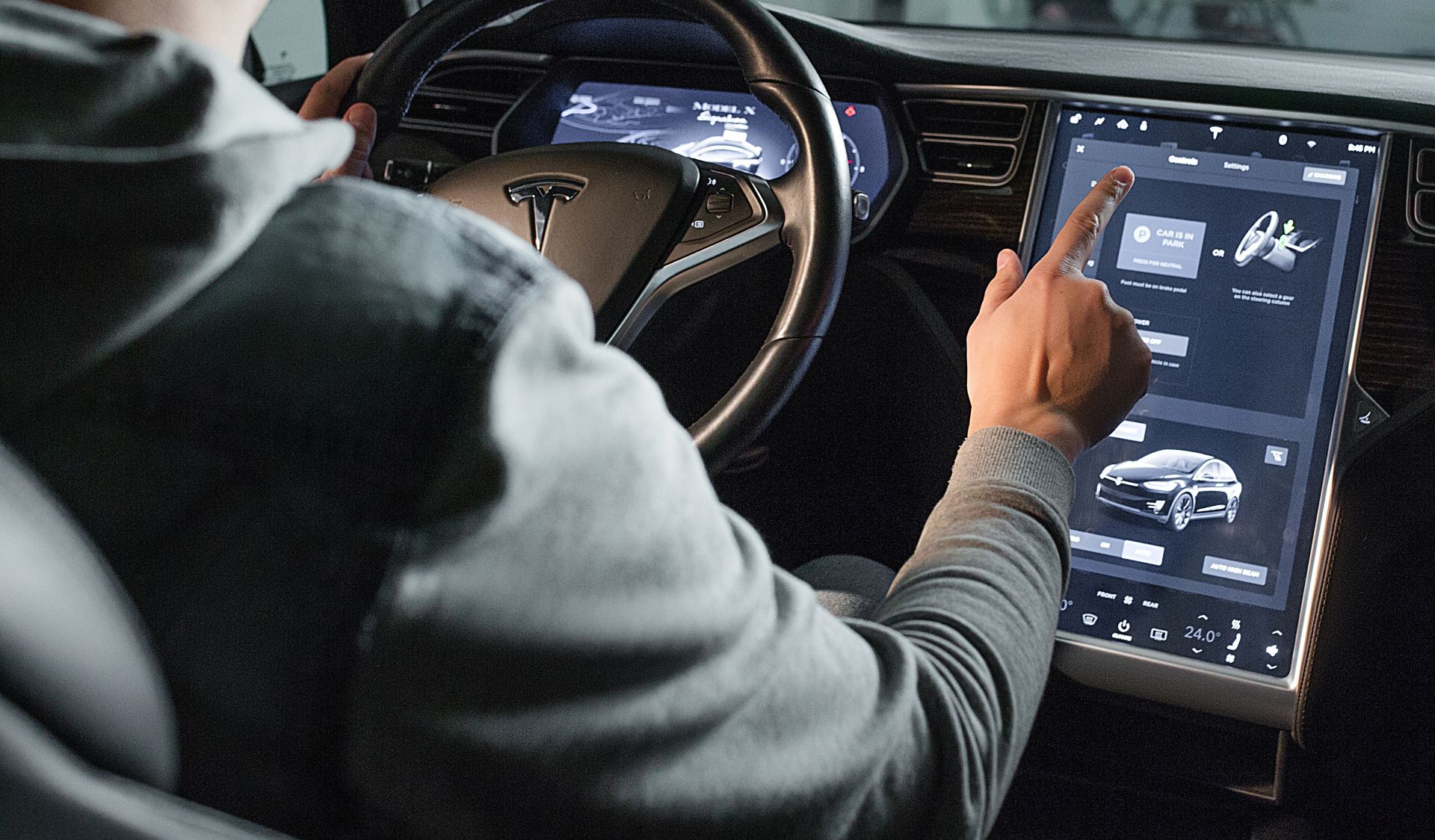 Tesla: Der böse Blick aufs Display und seine Folgen...