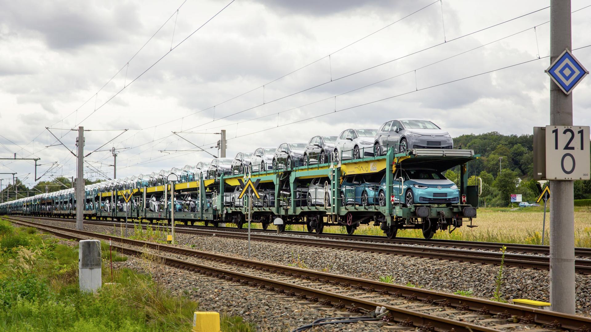 VW setzt auf 100% Grünstrom-Transporte mit der Bahn & spart jährlich 26.700 Tonnen CO2