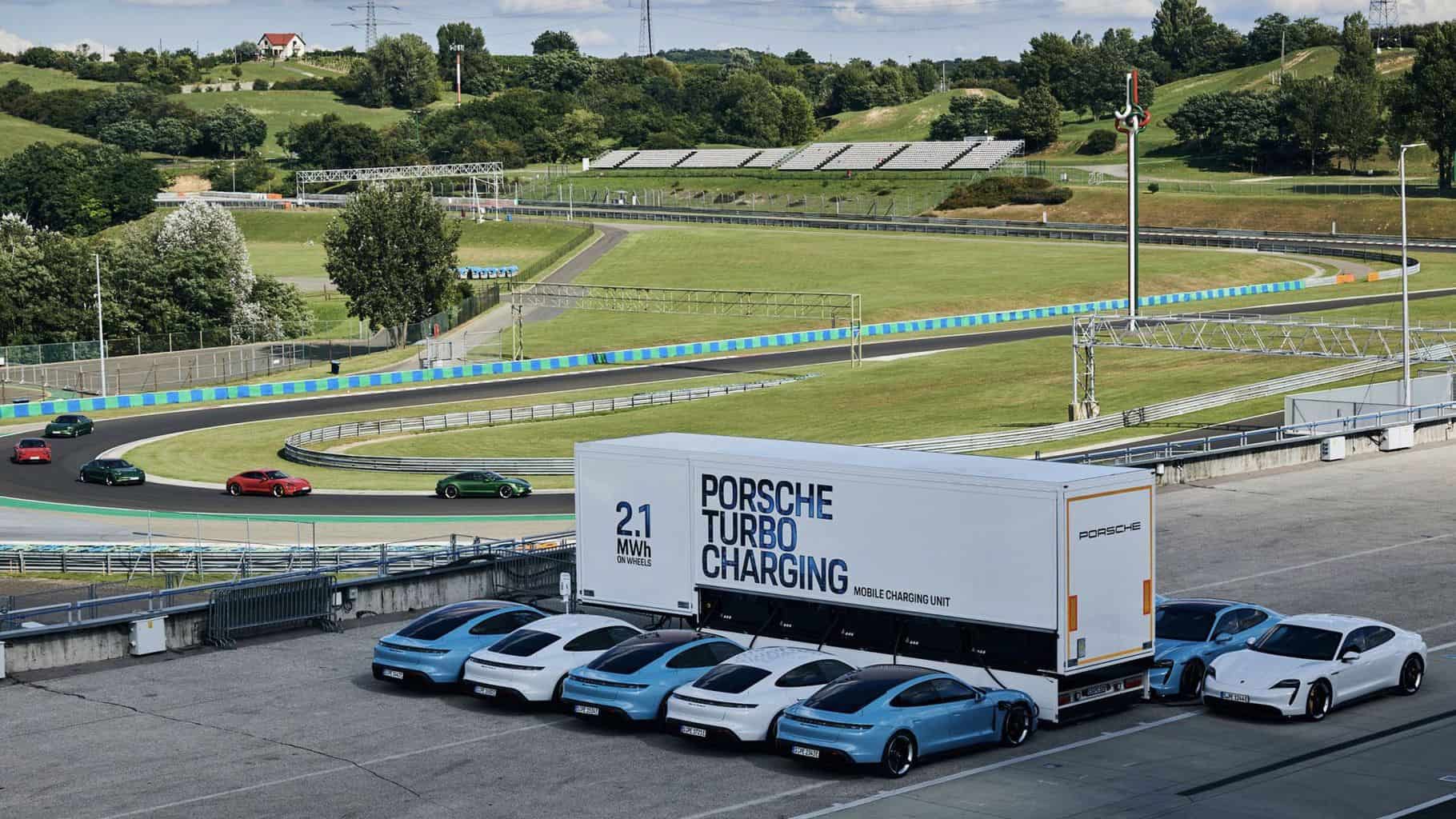 Porsche Akku-Truck wartet mit 2,1 Megawattstunden-Batterie auf; ausreichend für 30 Porsche Taycan