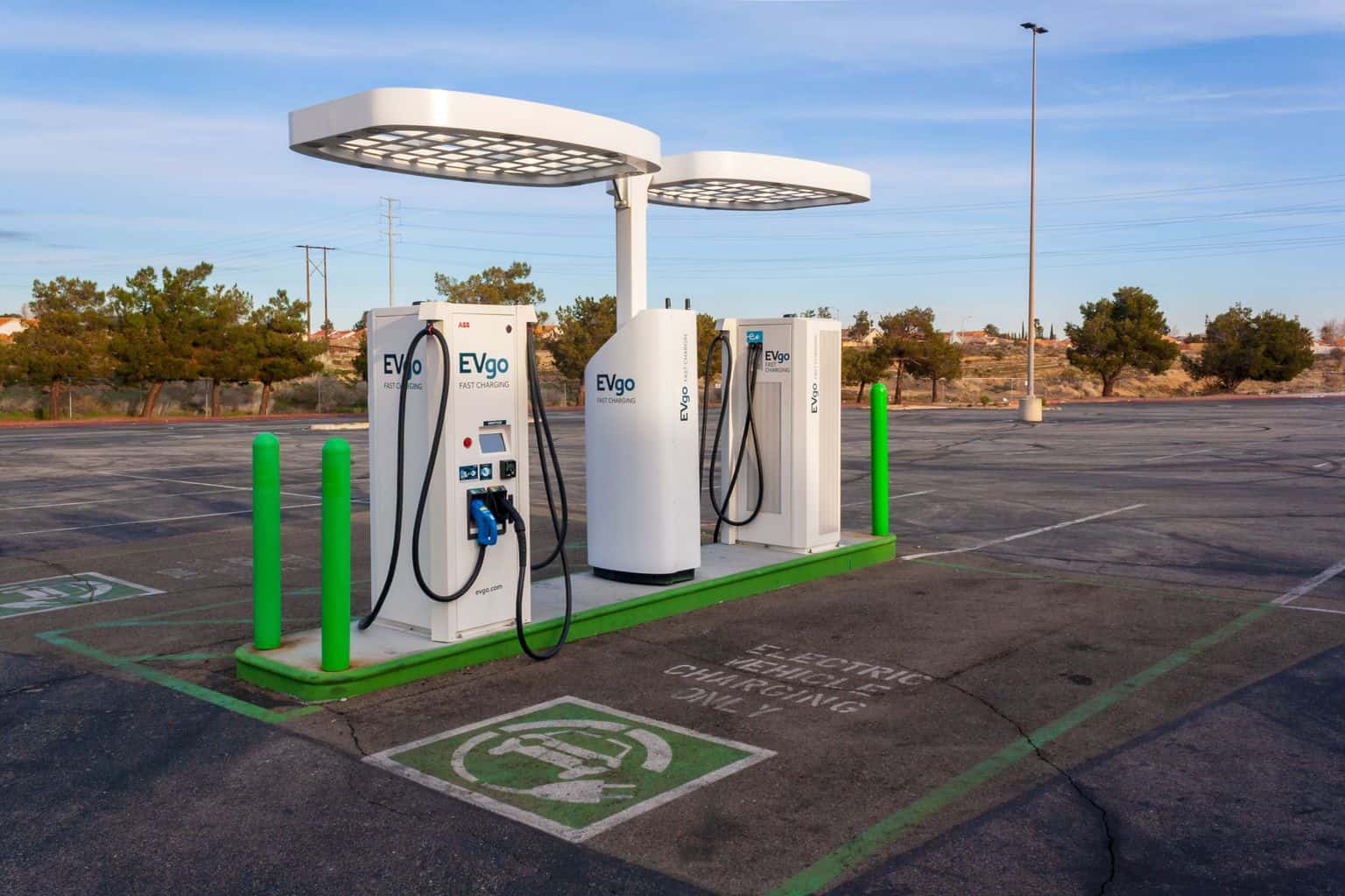 USA: VW-Ladenetz nutzt Tesla-Akkus und lässt Logos entfernen
