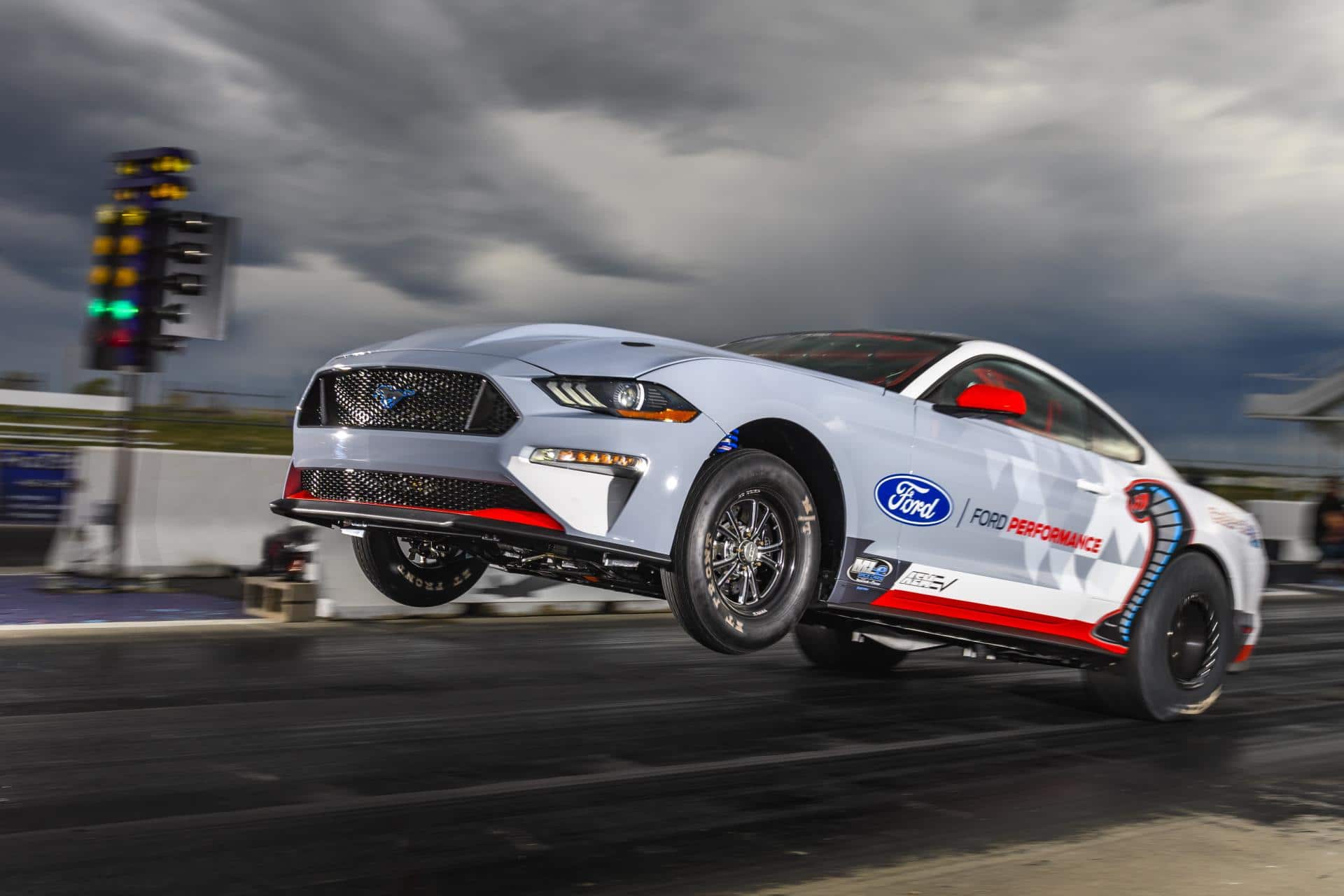 Ford's vollelektrischer Mustang Mach-E 1400 stellt seine Power unter Beweis