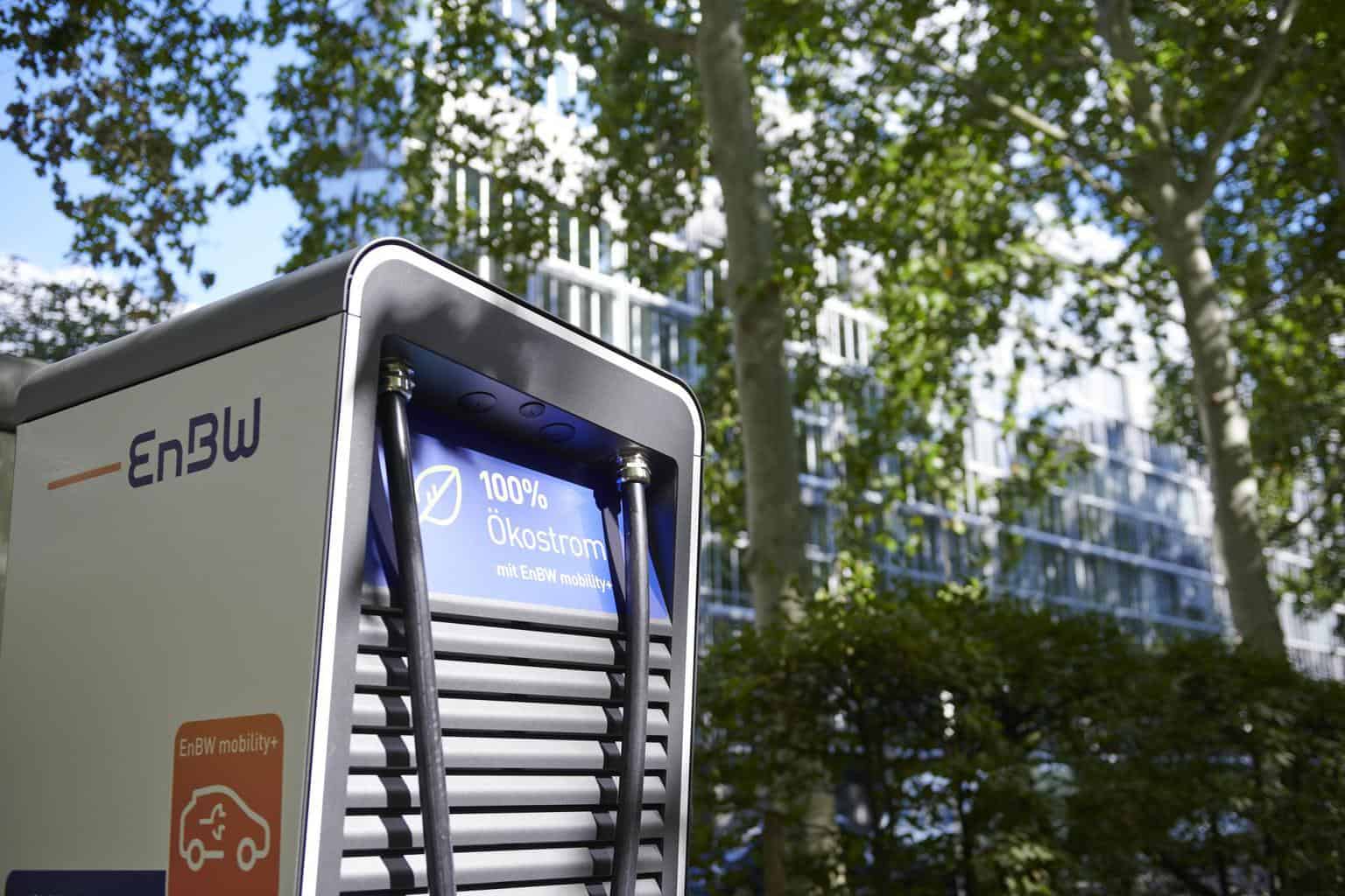 EnBW verspricht: Zukünftig Schnellladesäulen für E-Autos an toom Baumärkten