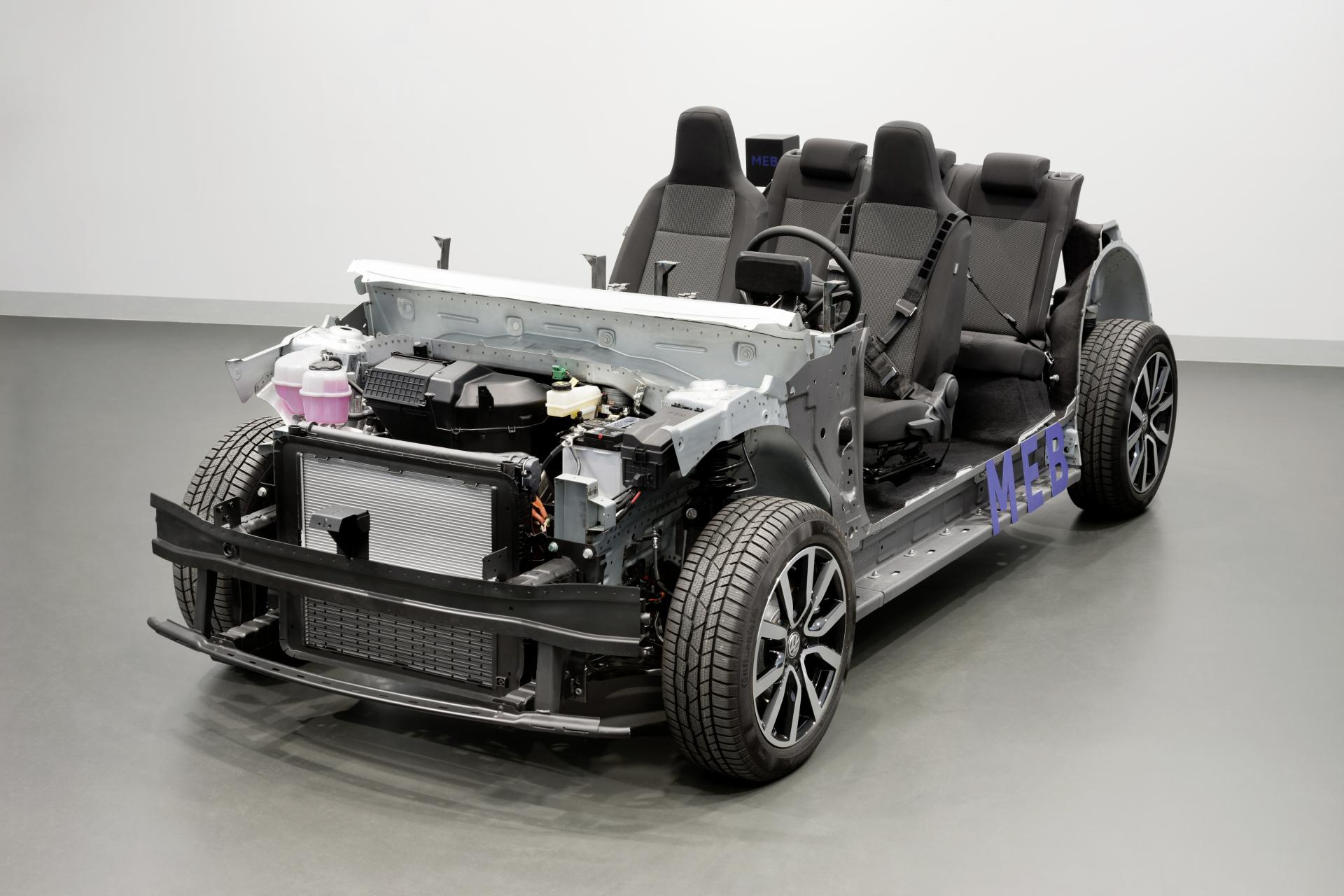 Ford gilt mit seiner Elektrostrategie bislang als Nachzügler. Der Elektro-Crossover Mustang Mach-E, soll ab 2021 in Deutschland erstmals ausgeliefert werden. Künftig könnte es aber auch der Fall sein, dass der Stromer in Deutschland gefertigt wird. Der FAZ und Automobilwoche zufolge stehe ein Milliarden-Invest für das im Kölner Stadtteil Niehl angesiedelte Werk im Raum. Damit wolle man das Werk zum europäischen Produktionshub für Fords E-Autos wandeln. Im Gespräch als Produktionsstandort waren neben Köln auch Saarlouis und das rumänische Werk Kraiowa, das wegen niedrigerer Lohnkosten als Favorit galt.  Entsprechende Gerüchte wurden vonseiten Ford bisher nicht kommentiert. Ganz klar ist allerdings, dass die Vorteile nicht von der Hand zu weisen wären. Denn so könnte Ford künftig Entwicklung und Produktion auch in räumlicher Nähe näher zueinander ansiedeln. Aktuell fließt viel Expertise aus dem Ford-Standort Köln, genauer gesagt aus dem „John-Andrews-Entwicklungszentrum“ in die E-Autos des Unternehmens. Ob allerdings bereits der Mach-E davon profitieren wird ist fraglich. Die FAZ glaubt eher, dass das Investment einem anderen Ford-Modell zu gute kommt.  Einem Stromer, welcher auf der Elektro-Produktionsplattform MEB des Volkswagen-Konzerns entstehen wird. Das nach dem Mustang Mach-E zweite Elektroauto von Ford soll 2023 debütieren und ein, zwei Segmente tiefer angesetzt sein als der obere Mittelklasse Crossover. Wie bereits bekannt wird dieses Modell auf VWs Elektroauto-Baukasten MEB aufsitzen. Ford und VW haben dafür bereits im vergangenen Jahr eine Vereinbarung über die Lieferung von zunächst 600.000 MEB-Plattformen getroffen. Das Auto soll aber, so Fords Europachef Stuart Rowley, „kein VW“ sein und sich „deutlich abheben“ von den Wolfsburger Stromern. Es soll das typische Ford-Design bekommen und auch bei der Fahrdynamik anders ausgelegt sein als Volkswagens MEB-Elektroautos. Quelle: FAZ - Elektroautos auf dem Vormarsch // Automobilwoche - Kölner Ford-Werk erhält offenbar Zuschlag für E-Auto