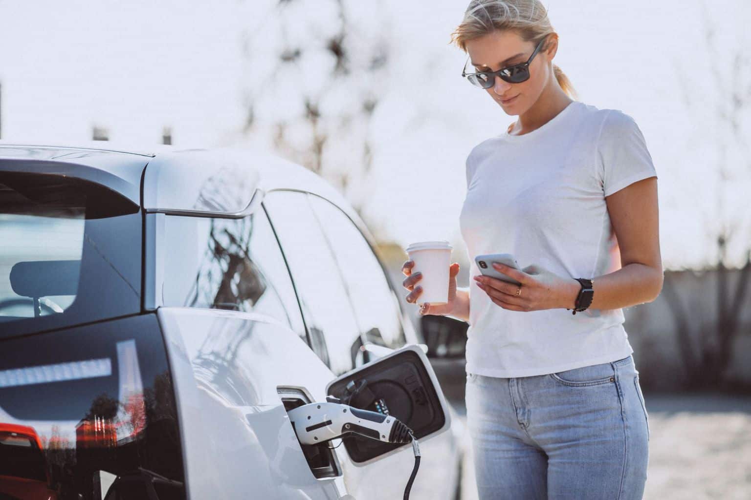 Immobilieninvestor DKR stattet alle Standorte mit EnBW E-Ladesäulen aus