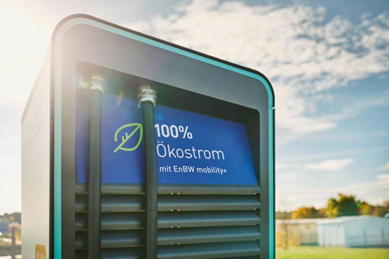 EnBW und dm statten erste Märkte mit Schnellladesäulen aus; perspektivisch bis zu 1.000 Standorte möglich