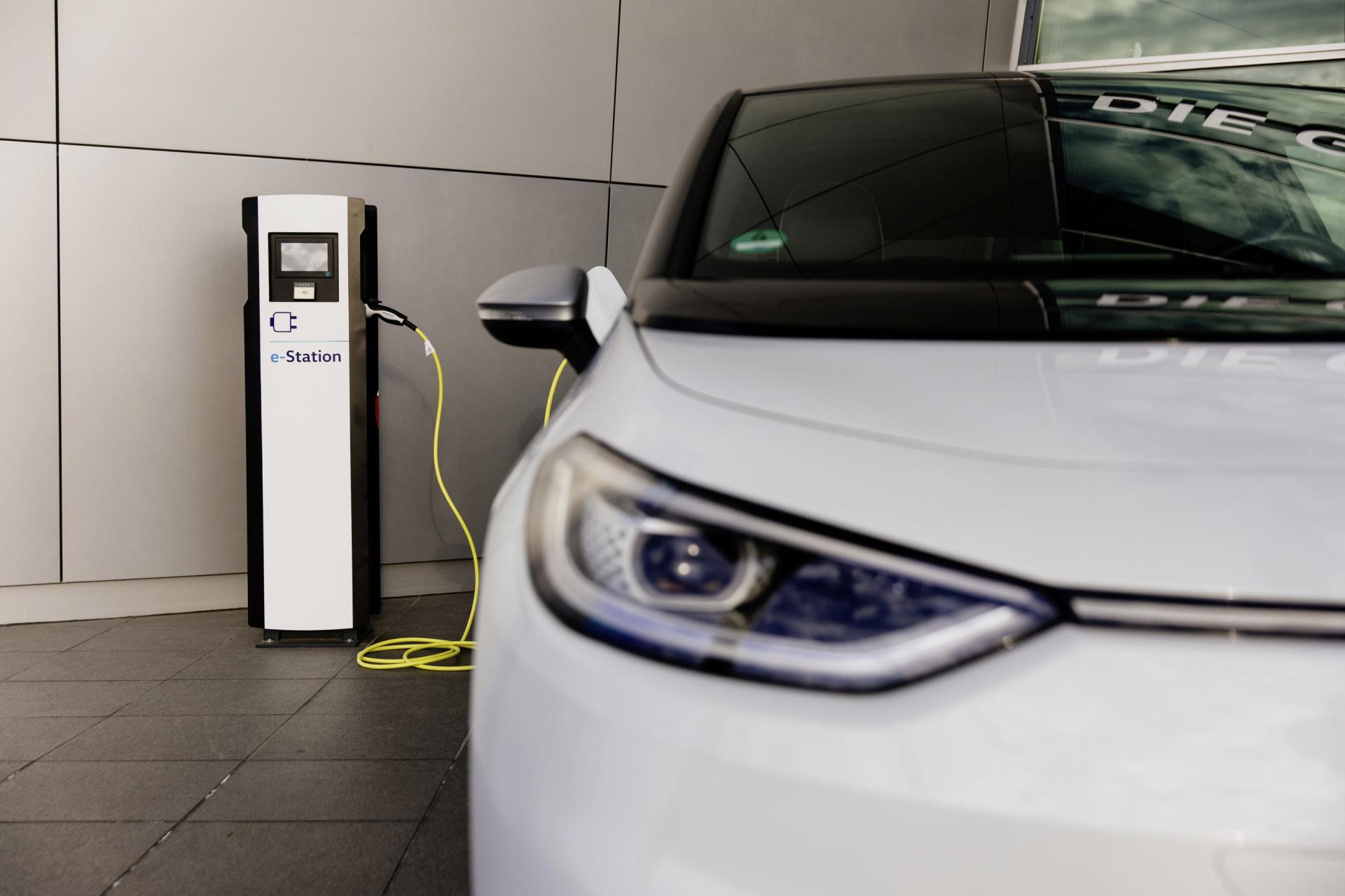 VW baut Ladeinfrastruktur kräftig aus; ab 2021 mit 300 kW-Schnelllader