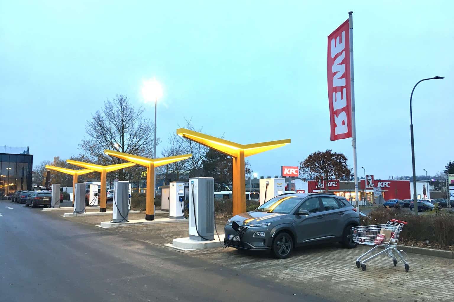 Fastned-Elektroauto-Schnellladestation-Rewe