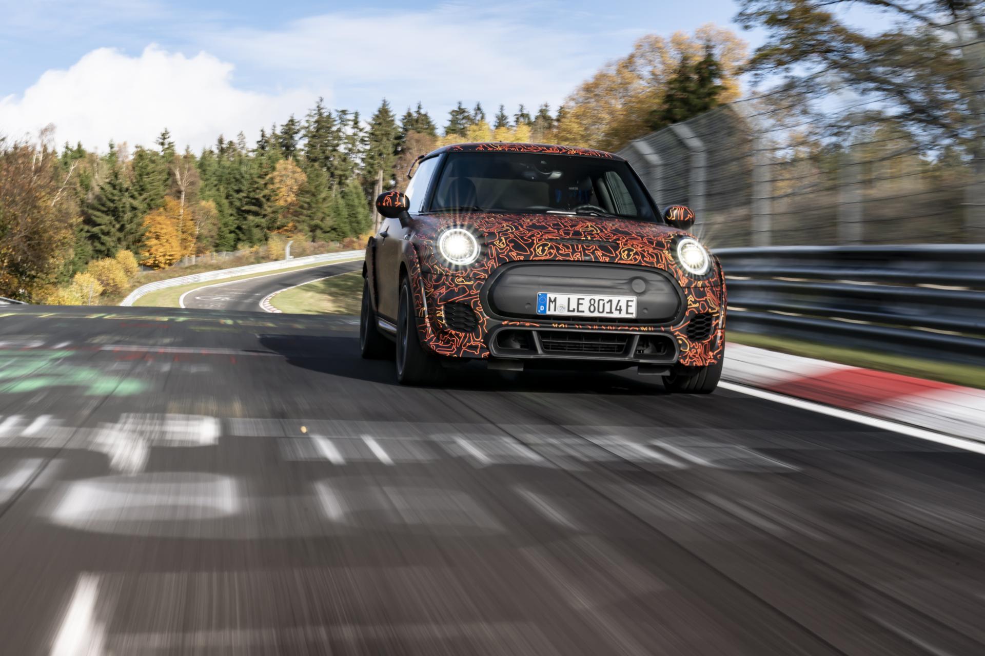 MINI bestätigt Gerüchte und zeigt John Cooper Works Modell mit E-Antrieb