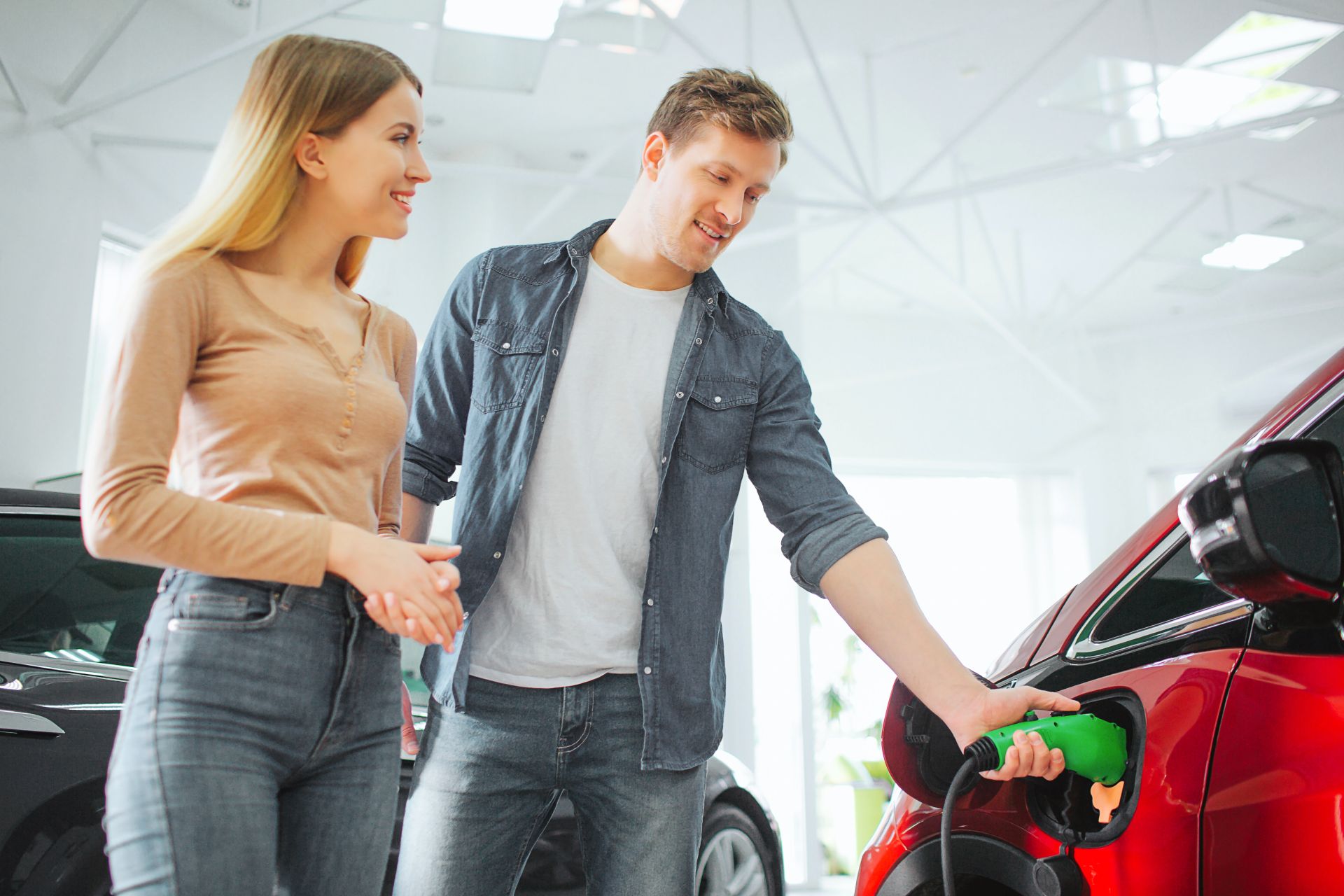 Zwei von drei europäischen E-Auto-Fahrern wünschen sich mehr Ladepunkte am Arbeitsplatz