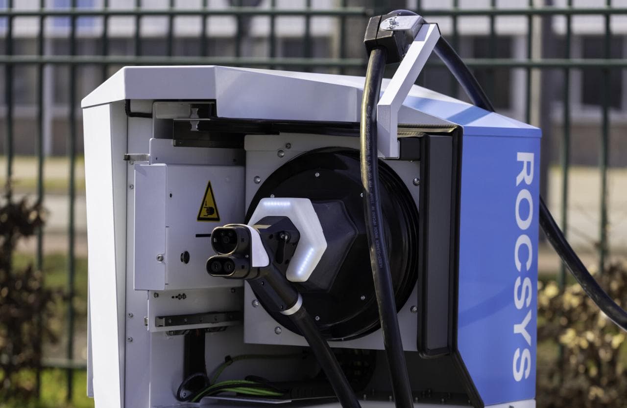 Roboter soll Brummis den Power-Strom bringen