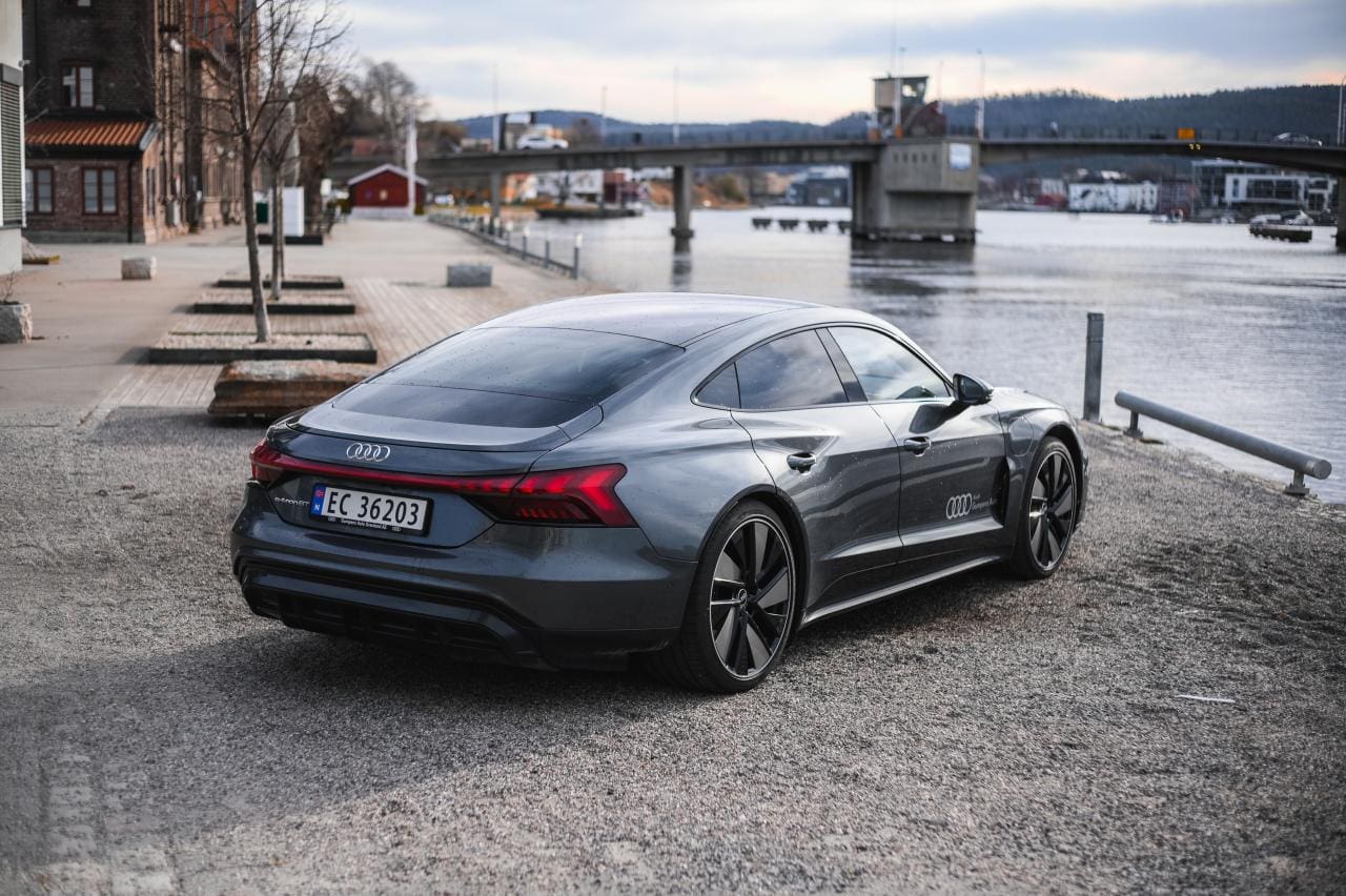 Die Nachfrage nach Elektroautos steigt, während der Verbrenner-Markt einbricht