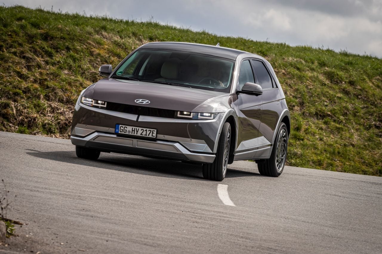 Hyundai IONIQ 5 fahren ab 32.330 Euro; nach Abzug Umweltbonus