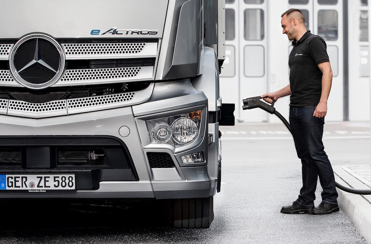 Mercedes-Benz-Elektro-Lkw-Laden
