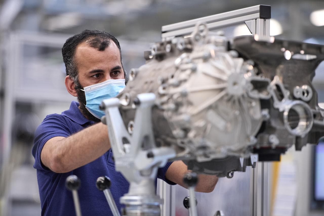 BMW startet Bau von E-Antrieben für iX und i4 in Dingolfing