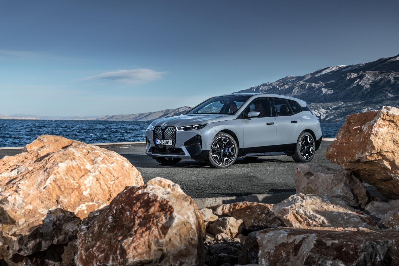 BMW iX: Technologie-Flaggschiff startet im November