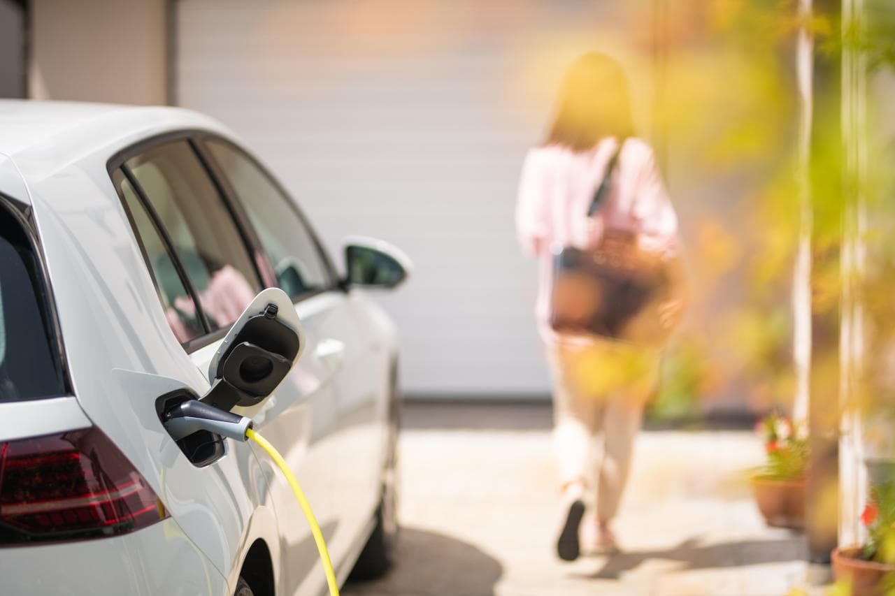 Speicher ermöglichen mehr als 80 Prozent eigenen Solarstrom im E-Auto